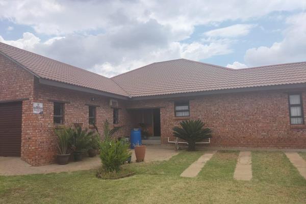 Features include:

3 Bedrooms with built-in cupboards
2 Bathrooms (main en-suite)
Open-plan living and dining area
Fully equipped braai ...