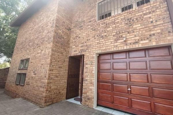 This charming 3-bedroom double-storey conventional house in Boksburg North offers a comfortable and secure living space. The home ...