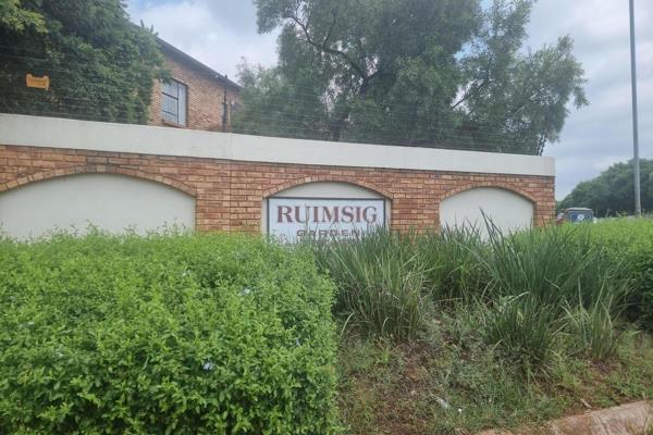 Live in the heart of the sought-after Ruimsig area, in a secure complex! This spacious 3-bedroom, 1-bathroom apartment is located on ...