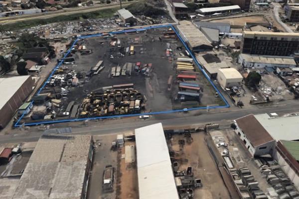 We are pleased to offer you the details of the industrial warehouse to let in Springfield Park, Durban.

Property Specifications:

- 5 ...