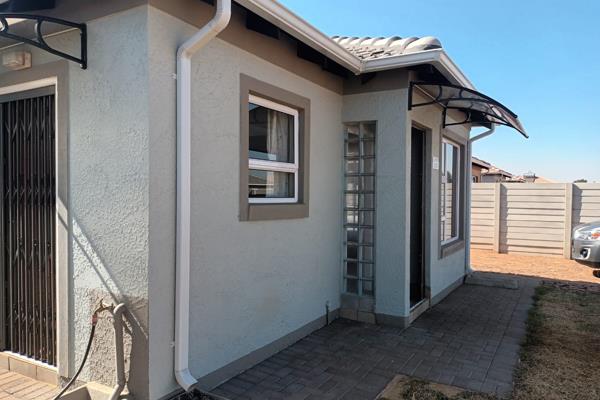 2 bedroom house with open plan lounge and Kitchen 1 bathroom available 1 st April for R7700.