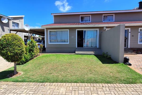 2-Bedroom holiday duplex duet with a stand size of 154 sqm in a secure complex with communal pool in central Hartenbos.
Ground floor:
* ...