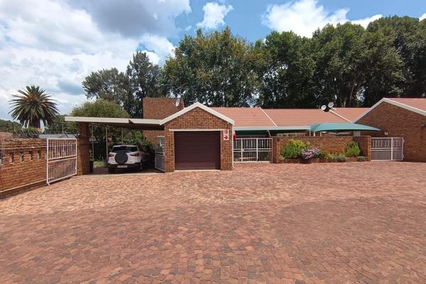 Property Details:
* Location : C.E 1 Vanderbijlpark
* Type : Sectional title, three bedroom, low maintenance Townhouse
* ...