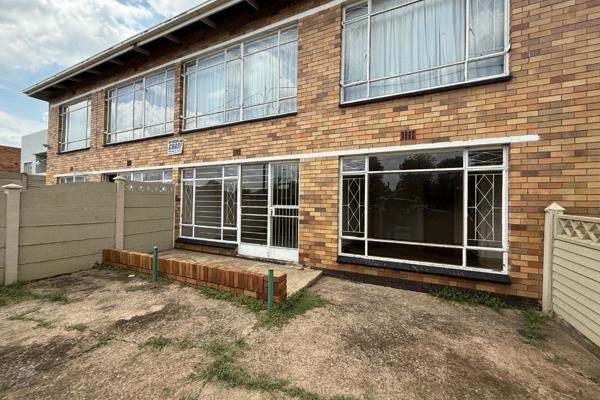 Spacious 1 bedroom ground floor apartment up for Sale in Peacehaven, Vereeniging. This home offers large living area and open plan ...