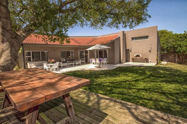 Coastal Living Just Steps from Robberg Beach – Fully Furnished Rental Until November 2025. 

Nestled just 200 meters from the pristine ...