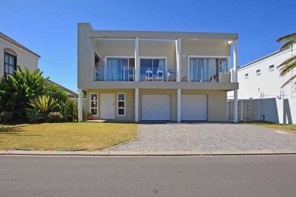 Enjoy this holiday lifestyle home nestled in a prime location with only a 280 meters walk from the world famous Table View beachfront ...