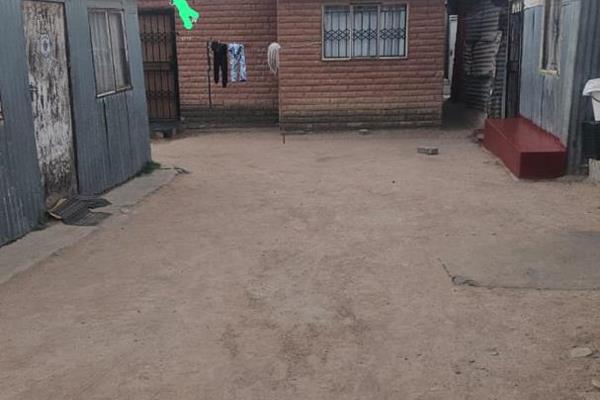 Property in Olievenhoutbosch especially for investors

This property is one bedroom, has 1 bedroom,1kitchin and 1 lounge.
This property ...