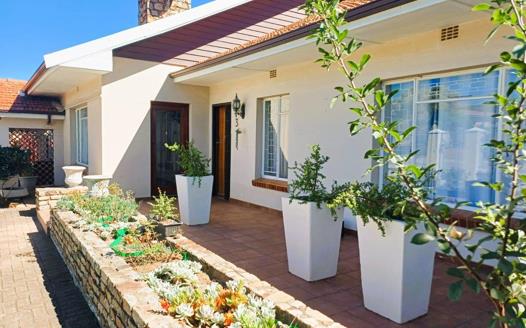 4 Bedroom House for sale in Despatch Central