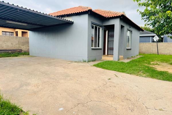 Property features 

?3 bedroom with an en suite 

?2 bathrooms 

?open plan kitchen 

? Lounge 

? carport fitted for 2 ...