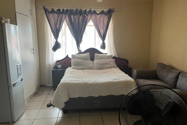 Spacious Bachelor available from February 


Rent: R3300
Deposit: R1650
Admin fee: R1000
 
Step into this stunning Bachelor room ...