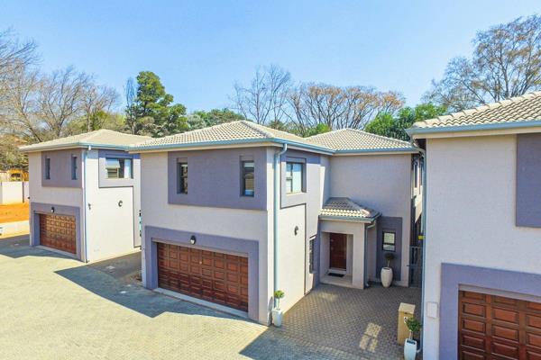 Stunning open-plan living arrangement with top-notch finishes, featuring a modern kitchen with sleek granite countertops and a gas Smeg ...