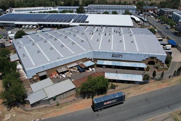 This exceptionally neat and well-maintained 6,490m2 warehouse, set on a 9,249m2 stand ...