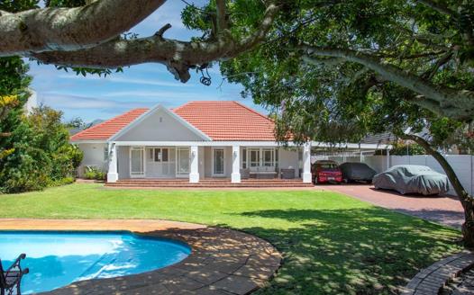 4 Bedroom House for sale in Bergvliet