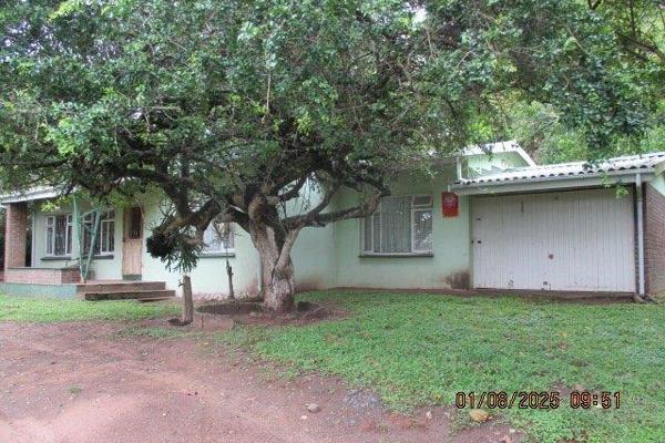 Spacious 2 bedroom 1 Bathroom house with lounge, diningroom and kitchen. Larger than ...