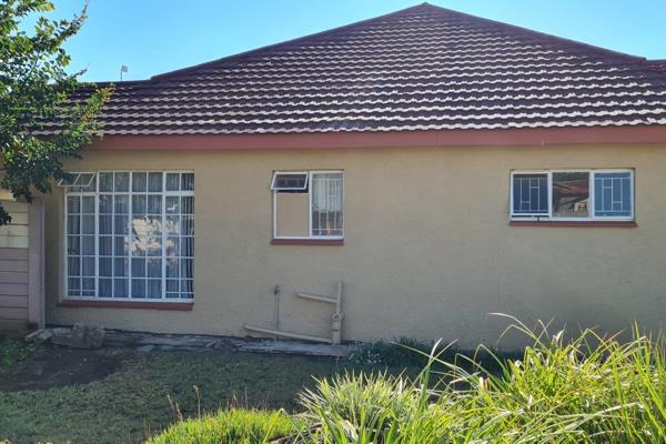 The well-maintained home consists of:

• Open-plan tiled Lounge / Dining Room.
• Tiled Kitchen with ample cupboards and Scullery.
• ...