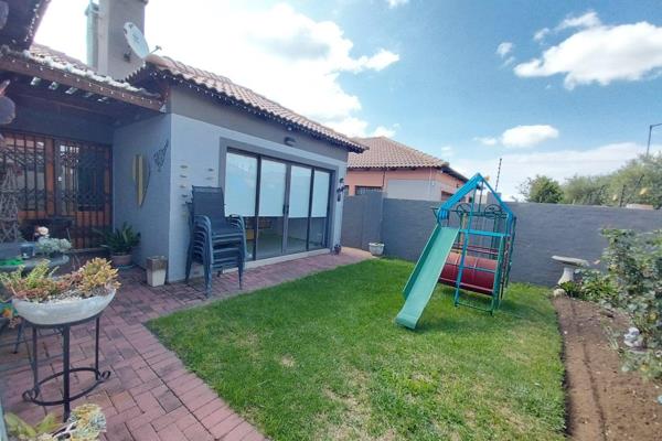 Modern 2 bedroom house with double garage, kitchen, open plan dining, family living and the braai room, 2bathroomsand fully walled. ...