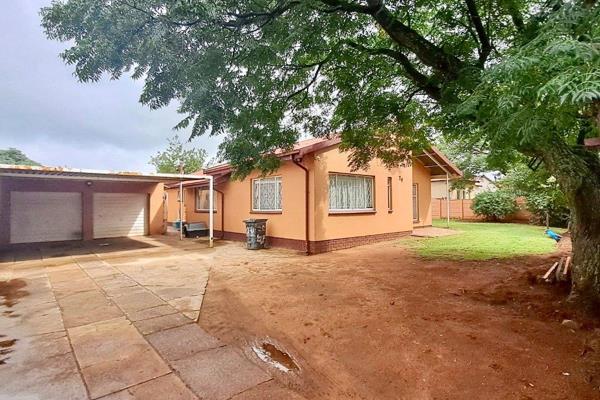 4 Bedroom House for Sale at Kompanjie Avenue, Witpoortjie 

Welcome to Your Dream ...