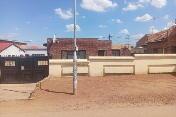 Discover your new home in the heart of Mamelodi East Ext 5. This delightful 3-bedroom house offers a perfect blend of comfort and ...