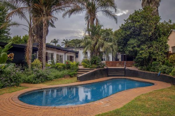 This immaculate property is a rare gem, offering space, comfort, and luxury in the heart of Constantia Kloof.

Perfect for large ...