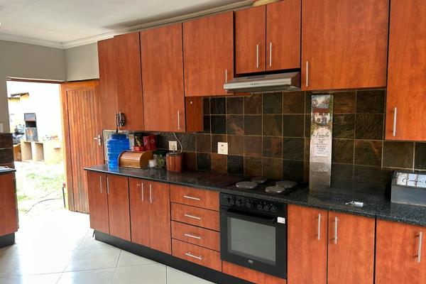 3 Bedroom Townhouse for sale in a Secured Complex

This house offers a VERY spacious Kitchen with an open Plan Dining Room and Lounge ...