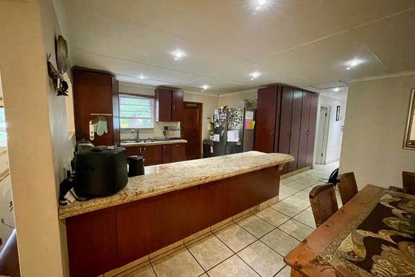 The property offers 4 bedroom, open plan lounge/dining room, TV room, 2 bathrooms, kitchen and 4 car garage.
The kitchen is fully ...