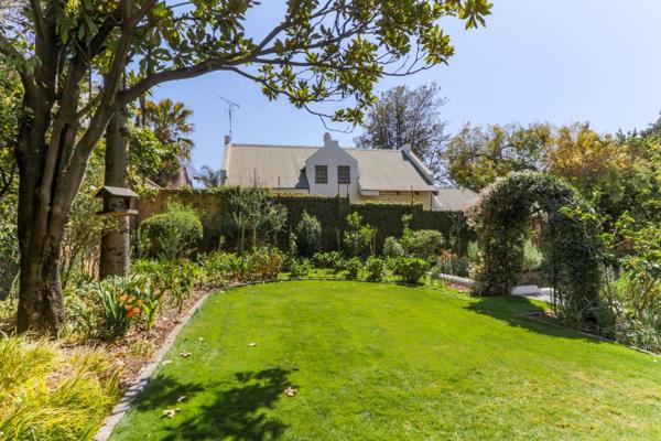 Classic Country Home Located in a Top Security Enclave
Set on 1983sq m in the top security enclave of Rivonia, this upmarket home ...