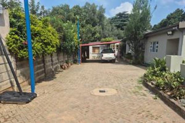 Lovely 4 bedrooms 2 bathrooms freestanding house with a pool with a separate office and a double carport. Can park up to 7 more cars. ...