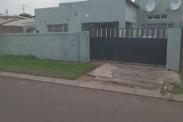 [02/10, 20:03] Mpumi Thotha: House for sale in pimville zone 2..3 bedrooms ..lounge ..kitchen.. laundry room with toilet and basin..2 ...