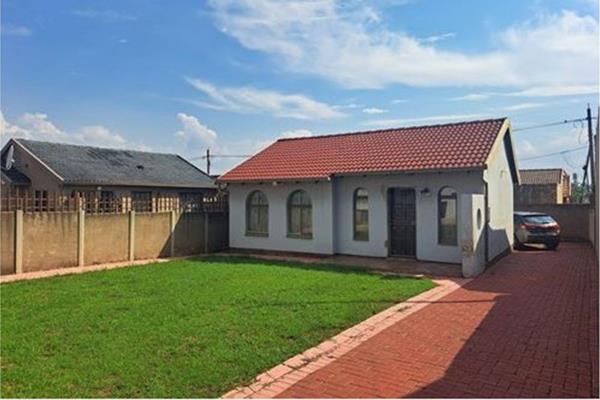 2-Bedroom Home in Moroka North
This cozy 2-bedroom, 1-bathroom home is perfectly located near Jabulani, Maponya, and Dlamini malls ...