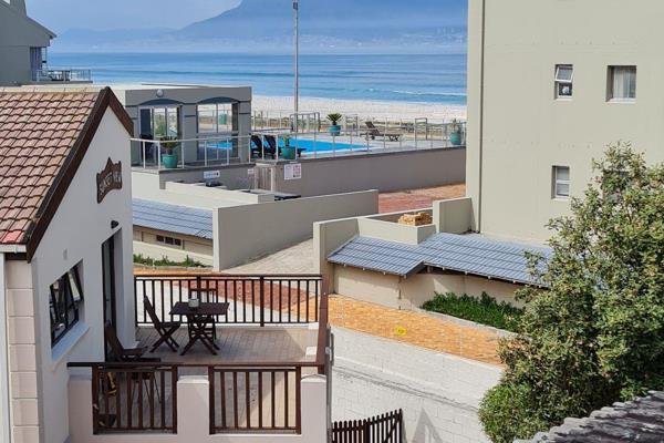 Island View is a small secure complex, perfectly located 1 road back from the world famous kite surfing Blouberg Beach, with postcard ...