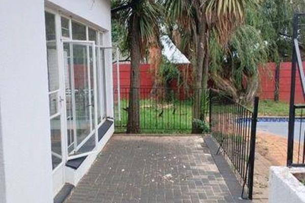 6 bedrooms 2 bathrooms house available 2 miniutes away from Roodepoort CBD. with a laundry room, bar area, main bedroom has an ensuite ...