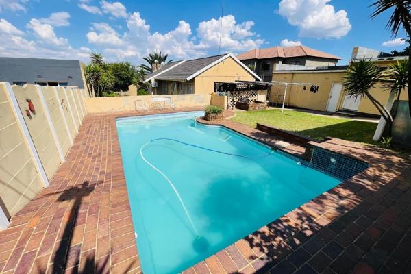 FOUR BEDROOM FAMILY HOME | SPARKLING SWIMMING POOL | DOUBLE GARAGE | GREAT LOCATION  Why to Rent? - 
* Four bedrooms with built-in ...