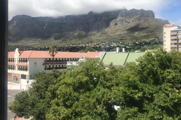 Seize the chance to enter the Cape Town property market with this rare find. This recently renovated studio apartment offers a ...