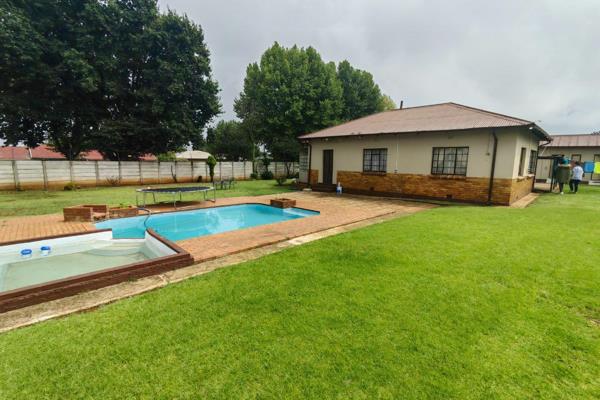 You could be the proud owner of this lovely family home!!

The property offers a spacious three-bedroom home on a massive 1544sqm ...