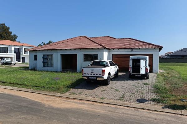 Rent R9000 , Deposit R9000, Water dep R1500. Admin fee R1250

Newly build house in secure estate to rent for well under market ...