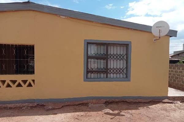 3 Bedroom house for sale.

3 Bedrooms with build in cupboards.

1 Full bathroom.
1 Geust Toilet.

1 Spacious kitchen with build in ...