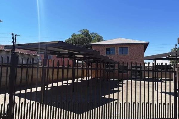 Ideally located close to Lenmed, North Cape Mall and Sol Plaatje University.  Large open plan office that can be divided into smaller ...