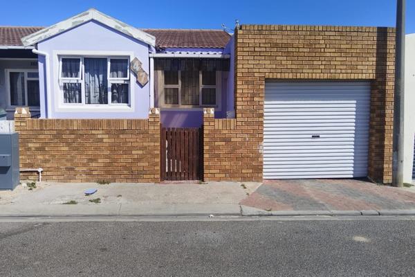 Neat and secure 3 bedroom in Rocklands for rent.
Spacious tiled lounge area.
Fully fitted kitchen with a small space to utilize as a  ...