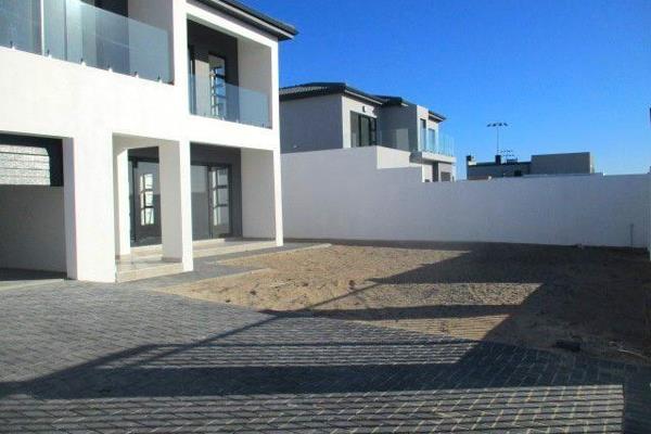 This LARGE, BRAND NEW, upmarket 5 Bedroom  home  + 5 Bathrooms, is situated  on a BIG  plot in PRIME  location.  Save R585 000 !    ...