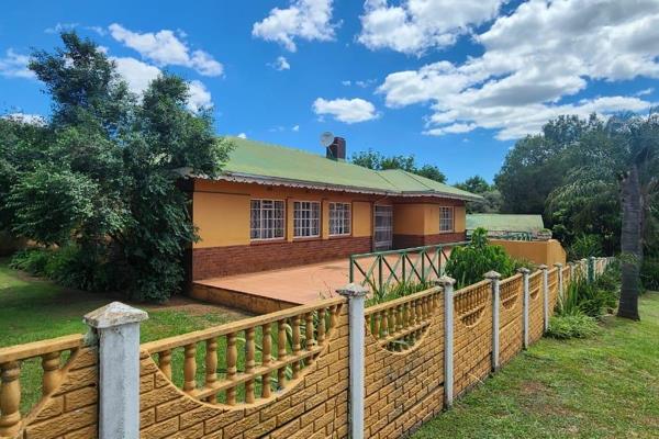 Lovely 3-Bedroom house a quiet neighborhood near the Elands river and surrounded by mountains.
Please call for a viewing!