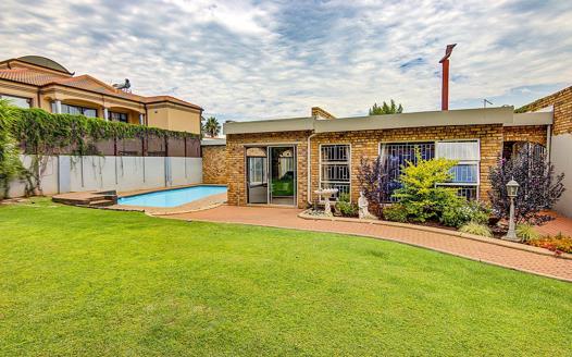 3 Bedroom House for sale in Sunward Park