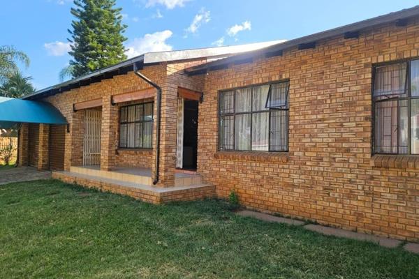 This ideal home is well located in good area . . .
Low maintenance...
Consisting of the following :
* Spacious entertainment lapa with ...