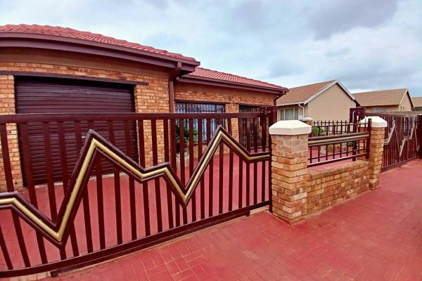 Exquisite 3-Bedroom Home with Double Garage &amp; Extra Room – Premium Living!

High-Quality Suburb

Property Features:

3 ...