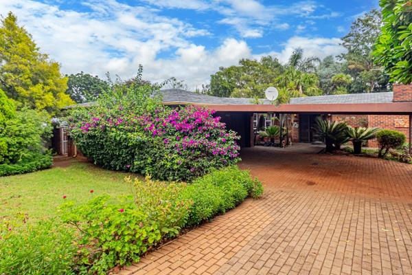 This exceptional property offers a unique living experience on a sprawling 3115 m&#178; stand, perfectly positioned bordering the Rand ...