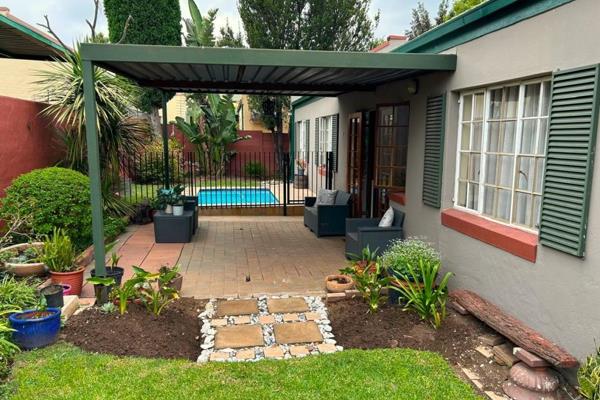 SOLE MANDATE
We&#39;ve hit the jackpot with this lovely cluster in Halfway Gardens.
Within walking distance from the Curro school ...