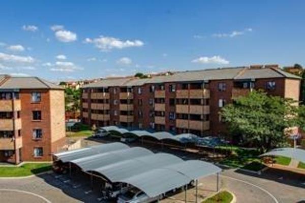 This well-kept unit offers:
2 Bedrooms
1 Bathroom
Open plan living and kitchen
Kitchen with ample cupboards, granite tops and a ...