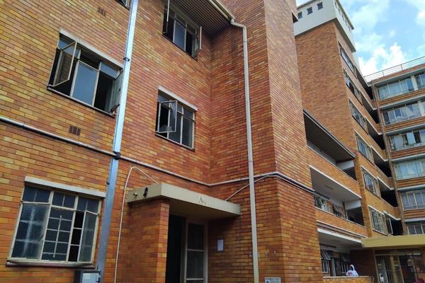 Four  bedroom apartment for sale
Flat: Rosemead 

Meter square: 104m&#178;

Rates and Taxes: R220

Size: 4bedroom 1.5  ...