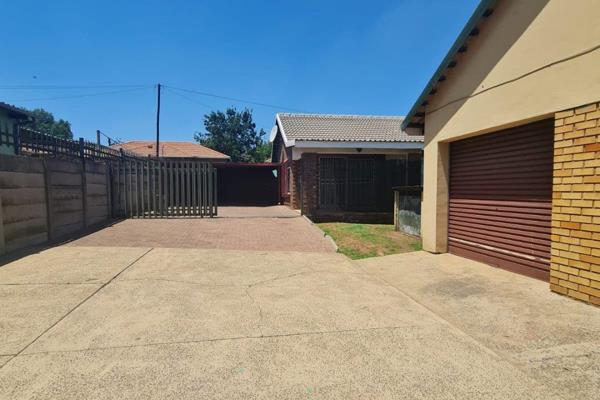 3 bedroom family Home, with 2 Bedroom 2bathroom FLAT
2 Bathrooms.
Foyer, lounge, Dining room, Kitchen, 
Double garages,  Carport.
2 ...