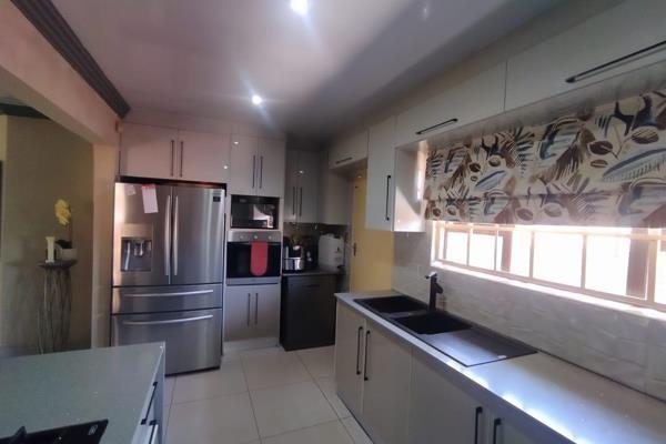 This stunning 3-bedroom, 2-bathroom house for sale in Garsfontein offers modern living ...