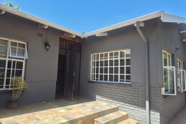 A quaint cottage walking distance to the shops on Thirteenth Street, and Afrikaans schools.
Easy access to Atterbury Road, and the ...